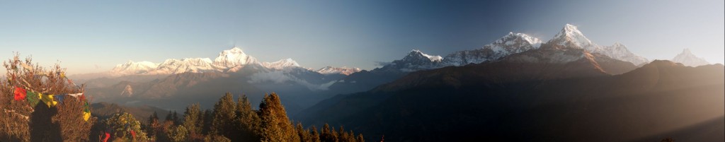 Panoramakép - balról a Dhaulagiri jobbról az Annapurnák
