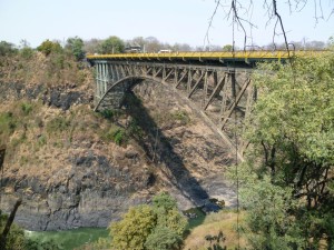 Bungee Jumping (die andere Seite der Brücke ist Sambia - a híd másik oldalán Zambia van)